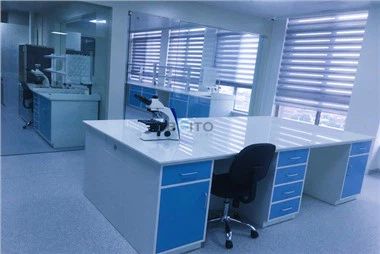 Stalowa ławka laboratoryjna